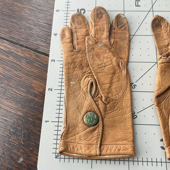 Antique Victorian/Edwardian child's gloves, soft brown leather, snap w letter B - Picture 4 of 9